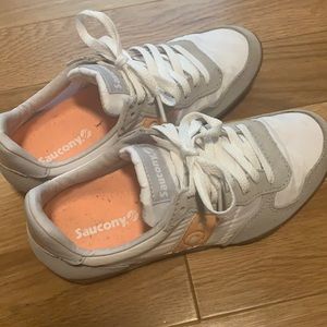 Saucony tennis shoes